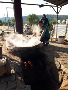 Karaüzüm Pekmezi İçin Kazanlar Kaynatılıyor