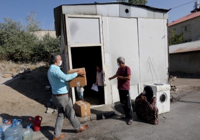 Barakada Kalan Suriyeli Aileye Van Büyükşehir Belediyesi Sahip Çıktı