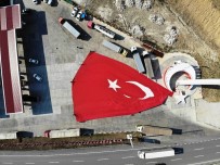 Bu Gurur Samsun'un Açıklaması Türkiye'nin En Büyük Bayrağını Göndere Çekti Haberi