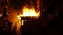 İki Katlı İki Metruk Binada Çıkan Yangın Mahalleliyi Korkuttu