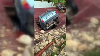 Mersin'de Kontrolden Çıkan Otomobil Evin Çatısına Düştü