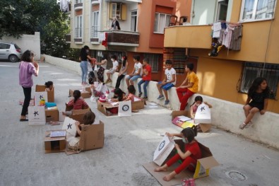 6'Ncı Sınıf Öğrencisinden Apartmanların Arasında Kartondan Sınıf