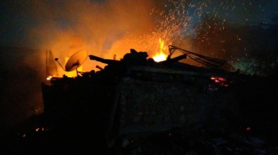 Kastamonu'da Çıkan Yangında İki Ev Ve Bir Garaj Küle Döndü