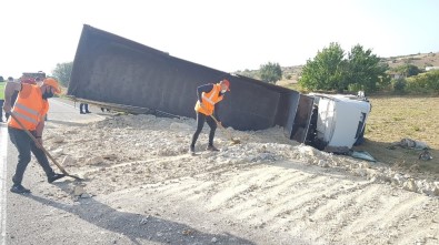 Kaya Parçaları Yüklü Tır Devrildi Açıklaması 1 Yaralı