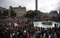 Londra'da Covid-19 Önlemleri Protesto Edildi