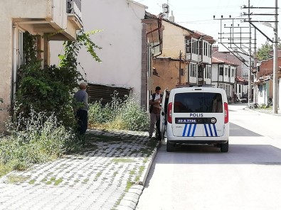 Bolvadin'de Karantinadan Kaçan İki Şahsı Polis Sokakta Yakaladı