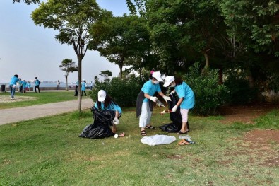 Doğaya Atılan Çöpleri Toplayan Tuzlalı Gençlerden 'Daha Temiz Dünya' Mesajı