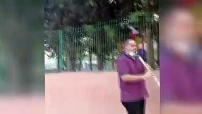 Hatay'da Koronavirüse Yakalanan Okul Müdürüne Komşuları Müzikle Moral Verdi