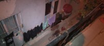 Sultangazi'de Bir Kişi Balkonda Oturduğu Sırada Silahla Vurularak Yaralandı