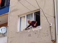 İzmir'de Garip Olay Açıklaması Eşyaları Sokağa Atıp Pencere Kenarında Kahvaltı Yaptı Haberi