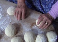 Karantinadaki Yaşlı Kadın Komşuları İle Ekmek Yaptı, Kadının Testi Pozitif Çıktı Haberi