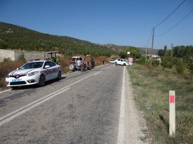 Traktörle Otomobil Kafa Kafaya Çarpıştı Açıklaması 2 Yaralı