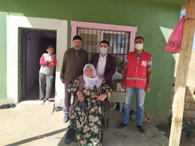 Türk Kızılay'ından 75 Yaşındaki Kadına Tekerlekli Sandalye