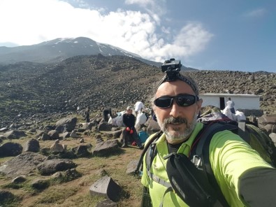 Ağrı Dağı'nın Zirvesinde 3 Gün 2 Gece Kalan Dağcı, Türkiye'nin 81 Farklı Zirvesine Tırmanacak