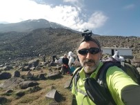 Ağrı Dağı'nın Zirvesinde 3 Gün 2 Gece Kalan Dağcı, Türkiye'nin 81 Farklı Zirvesine Tırmanacak Haberi
