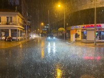 Aniden Bastıran Sağanak Yağışa Vatandaşlar Hazırlıksız Yakalandı