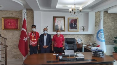 Başkan Ensari Milli Sporcuyu Altınla Ödüllendirdi