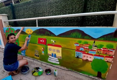 Çeşme'de Vatandaşlar Sokaklarını Adeta Sanat Galerisine Dönüştürdü