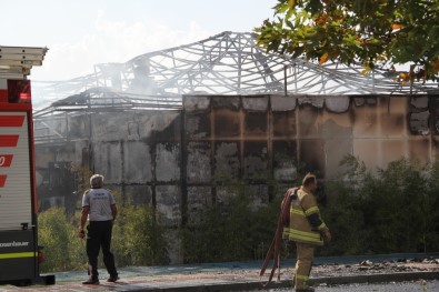 İzmir'de Üst Üste Korkutan Yangınlar Açıklaması Hem Depo Hem Kafe Yandı