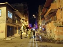 Kadıköy'de Apartman Girişine Bırakılan Motosiklet Alev Alması Sonucu Apartmandakiler Binada Mahsur Kaldı