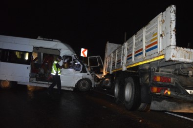 Minibüsle Kamyon Kafa Kafaya Çarpıştı Açıklaması 1'İ Ağır 15 Yaralı