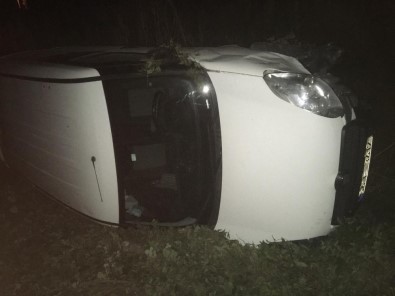 Otomobilin Çarptığı Hafif Ticari Araç Şarampole Yuvarlandı Açıklaması 2 Yaralı