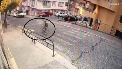 Sokak Köpeklerinden Kaçarken Ölen Halilcan'ın Feci Kaza Anı Kamerada