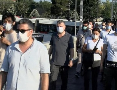 Cevizlibağ metrobüs duraklarında yoğunluk yaşandı