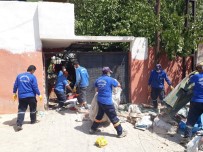Çöp Ev Boşaltıldı, Sahipleri Hastaneye Götürüldü Haberi