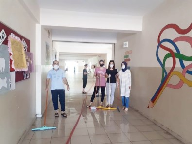 Fedakar Öğretmenler Okulu Temizledi