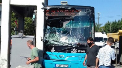 Otobüs Kurtköy gişelerine çarptı!