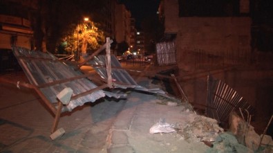 Zeytinburnu'nda Kaldırım Çöktü, Otomobil İnşaat Sahasına Kaydı