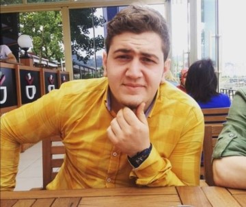 Evdeki Arkadaşları Uyandırmak İçin Odasında Girdiğinde Cansız Bedeni İle Karşılaştı