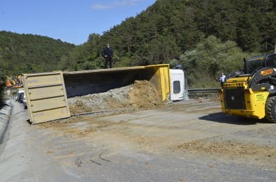 Hafriyat Kamyonu Yola Devrildi Açıklaması 1 Yaralı