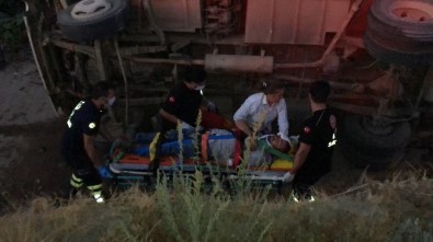 Manisa'da Üzüm İşçilerini Taşıyan Minibüs İle Tır Çarpıştı Açıklaması 26 Yaralı
