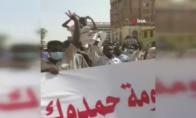 Sudan'da Başbakan Hamduk Ve Hükümet Karşıtı Protesto