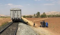 Elazığ'da Trenin Çarptığı Traktörün Sürücüsü Hayatını Kaybetti