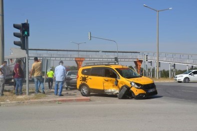 Sivas'ta Trafik Kazası Açıklaması 2 Yaralı