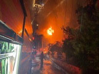İzmir'de Yangın Dehşeti Açıklaması 4 Katlı Bina Yandı, Anne Ve Bebeği Kurtarıldı