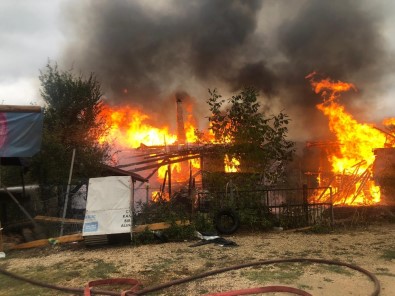 Karabük'te Köy Yangınında 2 Katlı Ev Ve Ambar Alevlere Teslim Oldu