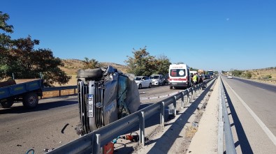 Otomobil Traktöre Çarpıp Yan Döndü Açıklaması 1 Ölü, 1 Yaralı