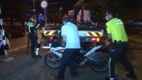 Polisin 'Dur' İhtarına Uymayan Silahlı Motosikletli Kaçarken Kaza Yaptı