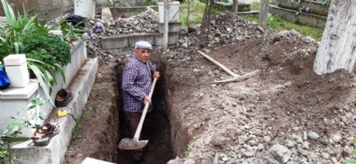 Balıkesir'de kendi mezarını kazan vatandaş