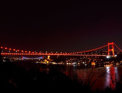 İstanbul'da köprüler kırmızıya büründü!