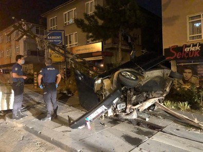 Ankara'da Elektrik Direğine Otomobil Çarptı Açıklaması 2 Yaralı