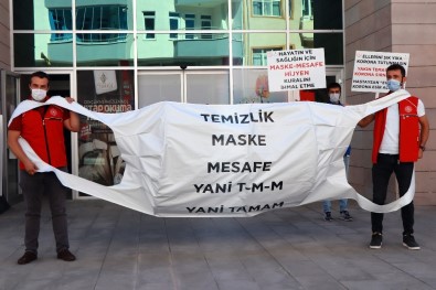 Dev Maskeyle Korona Virüse Dikkat Çektiler