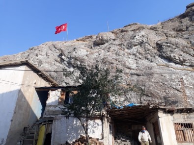 Hakkari'de Düşen Kayalar Hasara Yol Açtı