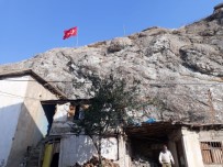 Hakkari'de Düşen Kayalar Hasara Yol Açtı