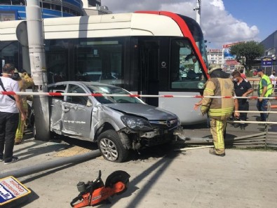İstanbul'da tramvay otomobile çarptı: 1 yaralı