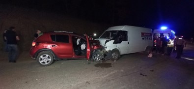 Minibüs İle Otomobil Kafa Kafaya Çarpıştı; 1 Ölü 1 Yaralı